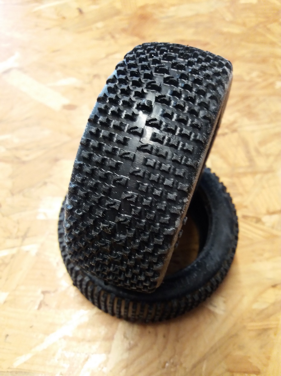 1:8 Medial Pro Buggy Reifen - TYRE VIPER M2 Medium + Foam
